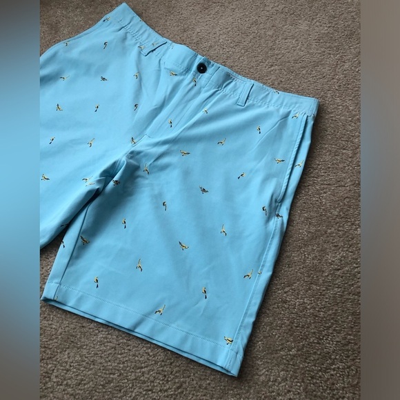 Under Armour Men’s 38 Golf Printed Storm Shorts in Light Blue w/Yellow Birds - Picture 2 of 14